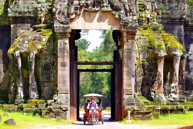 Private must-visit Temples Tour with Guide & Tuk Tuk - Key temple-tour highlights to know before you go