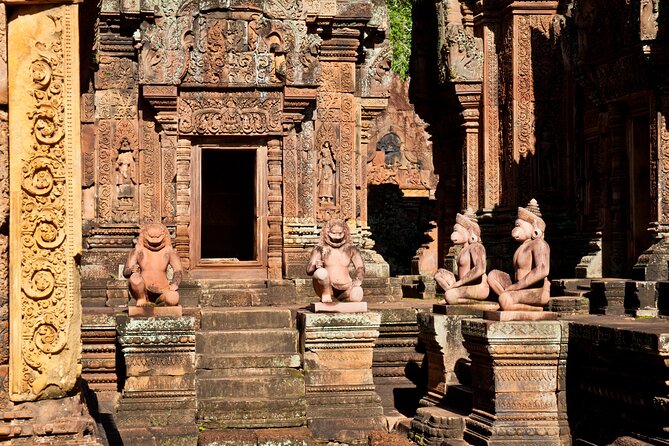 Private Transfer : Siem Reap ↔ Battambang - Staying cool matters: ice-cold water and cold towels on the move