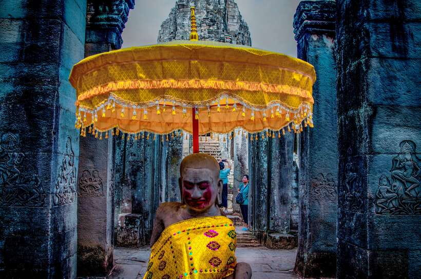 Seat-In-Coach: Small Circuit tour with Sunrise at Angkor Wat - Guides and photo help: why small-group matters