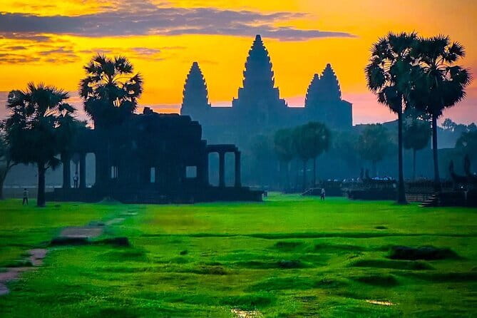 Siem Reap: 1 Day Angkor Wat + Sunrise Private Tour with Tuk-Tuk - Quick hits before you go
