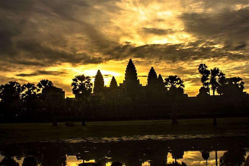 Siem Reap: 2-Day Temple Highlights Sunrise and Sunset Option - Day 1: Pre Rup, Banteay Srei, Neak Pean, Preah Khan, and a rice-field ending