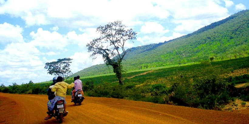 Siem Reap: 6-Hour Easy Rider Motorbike Tour - Lunch by a Lake With Kulen Mountain Views