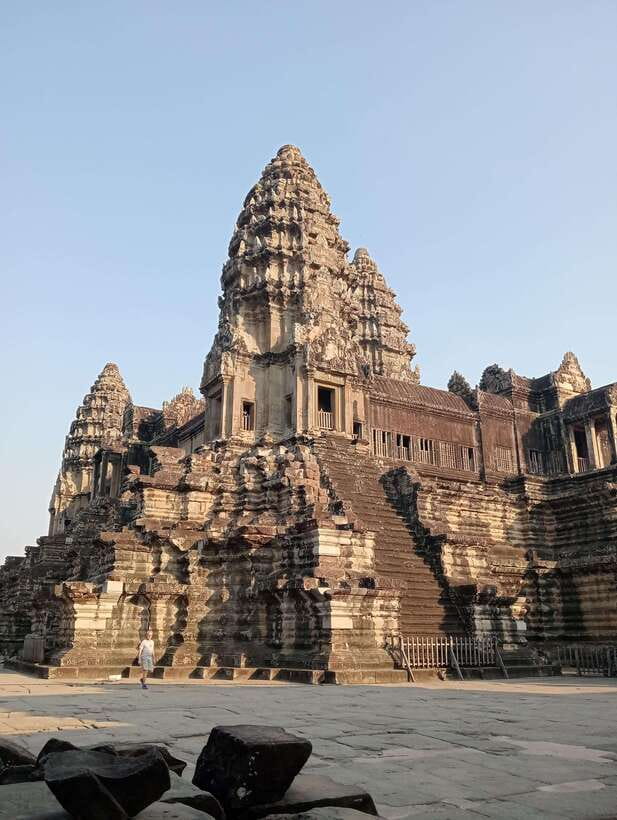 Siem Reap: Angkor Full-Day Group Tour with Japanese Guide - Day 2 upgrade: Pre Rup, Banteay Srei, Beng Mealea, then Bakong