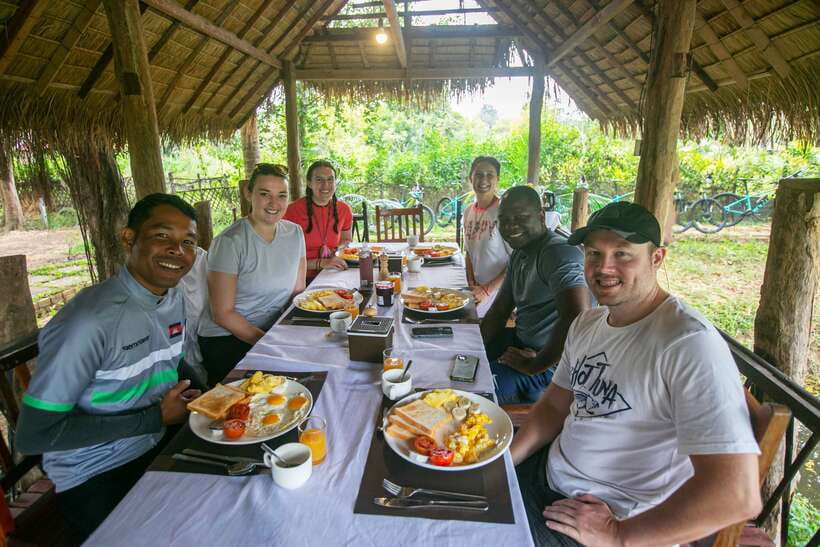 Siem Reap: Angkor Sunrise 2 Days Guided Bike Tour - Day 1 morning at Angkor Wat: sunrise, breakfast, and the first temple stories