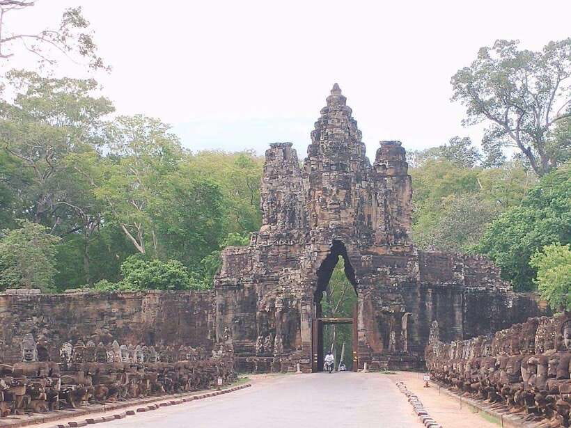 Siem Reap: Angkor Wat, Angkor Thom, and Banteay Srei Tour - Tonle Om Gate (Southern Gate) and Bayon: Those Faces Have a Job