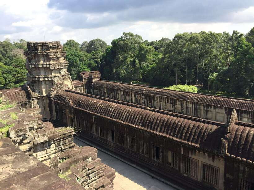 Siem Reap: Angkor Wat Half-Day Trip with Local Guide - Inside Angkor Wat: reading the levels and carvings with a licensed guide