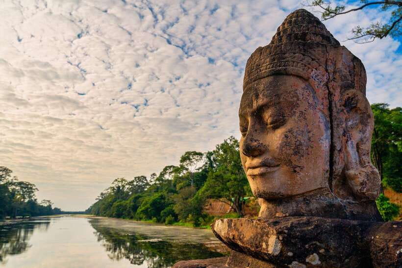 Siem Reap: Angkor Wat Small-Group Full Day Tour and Sunset - Phnom Bakheng sunset climb: the view payoff and the pacing reality