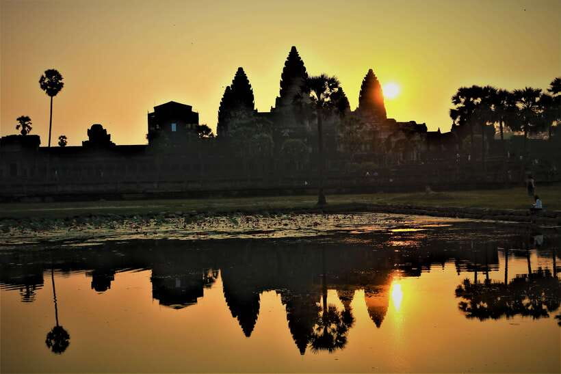 Siem Reap: Angkor Wat Sunrise and Best Temples Tour - Watching the Sun Rise: Crowds, Positioning, and Photo Reality