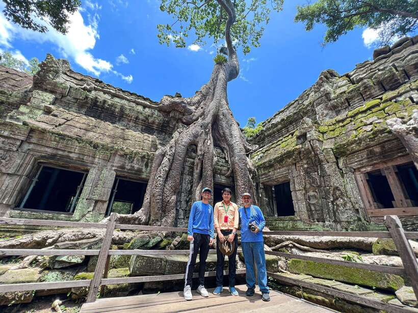 Siem Reap: Angkor Wat Sunrise Tour via Tuk Tuk & Breakfast - Angkor Wat at dawn: what you see and how you spend the first hours