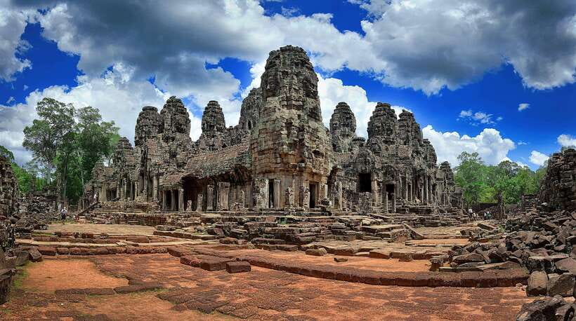 Siem Reap: Angkor Wat Sunrise Tour With Small Group - Tonle Om Gate and Bayon Temple: walking into Angkor Thom