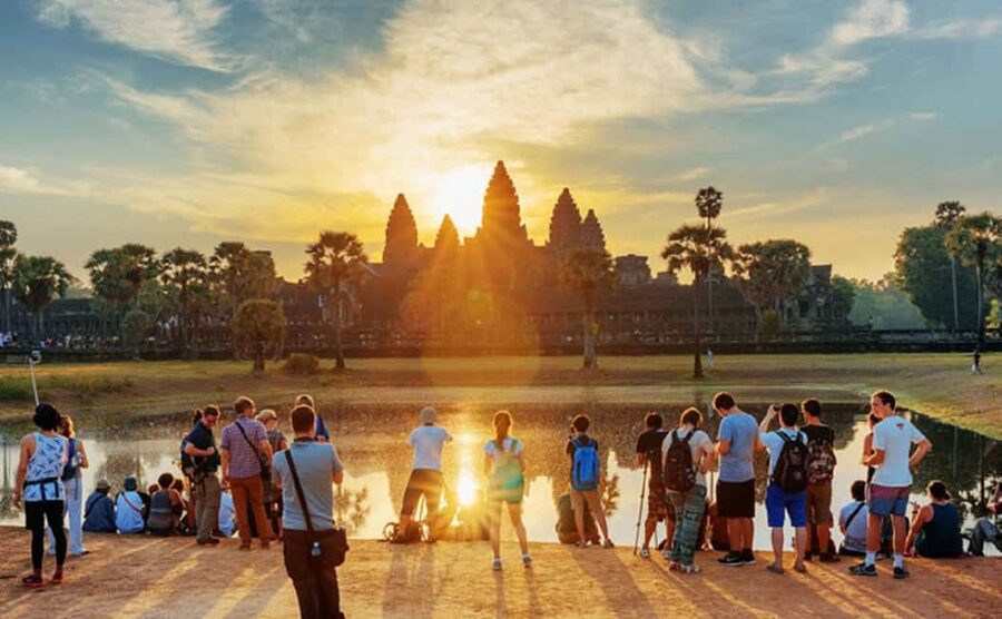 Siem Reap: Angkor Wat Sunrise Tour with Spanish Guide - The sunrise at Angkor Wat: timing, views, and how to enjoy it