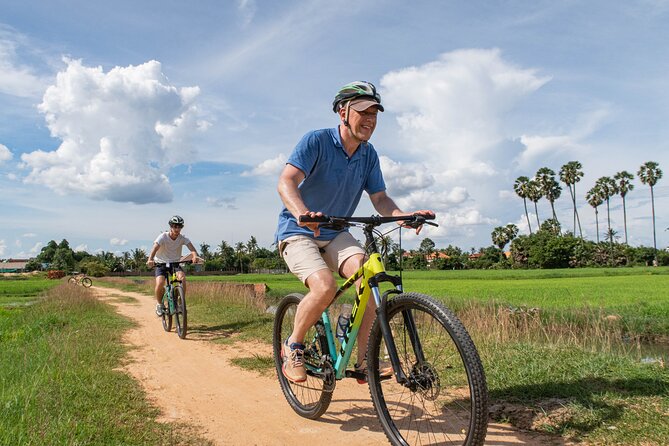 Siem Reap Countryside Bike Tour / E-Bike or Tuk Tuk - Stop 3: Wat Po Banteaychey area—market, mushrooms, rice wine, lotus farms