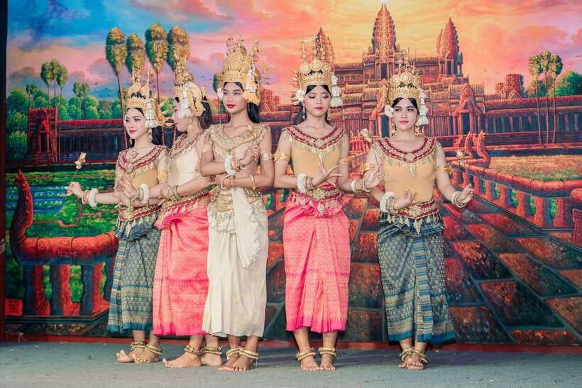 Siem Reap: Dinner and Traditional Show with Hotel Transfer - How the Night Flows: From Tuk-Tuk Pickup to Apsara Dancing