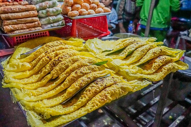 Siem Reap Evening Food Tour - Inclusive 5 stops Local Tastings - What makes the guide work: more than just telling you what it is