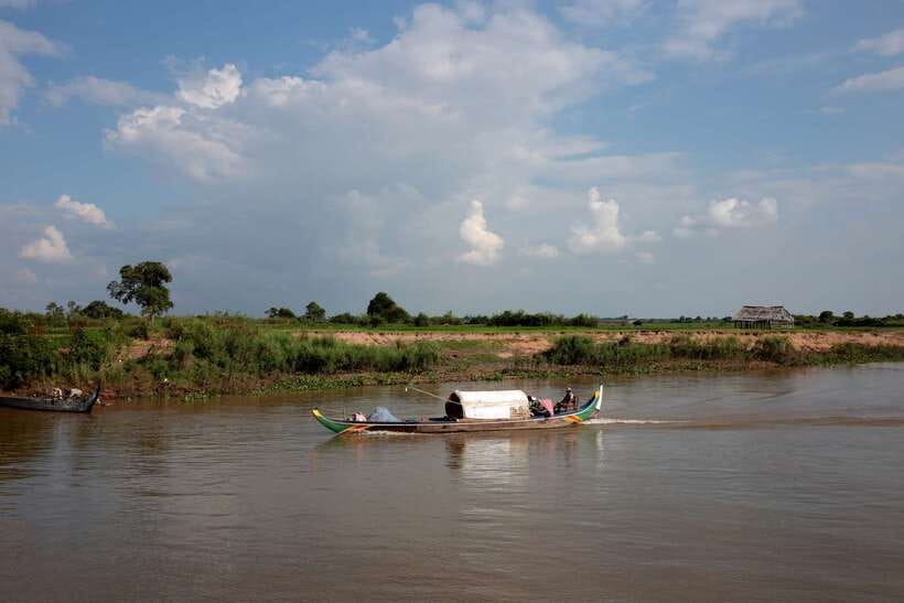 Siem Reap: Floating Village Tour - Queen Tara riverboat stop: drinks, fruit, and a 100-year craft