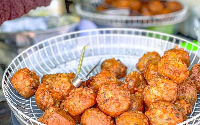 Siem Reap: FREE Market & Local Temple Tour - Sampling the Cambodian Snack: What You Get and How To Approach It