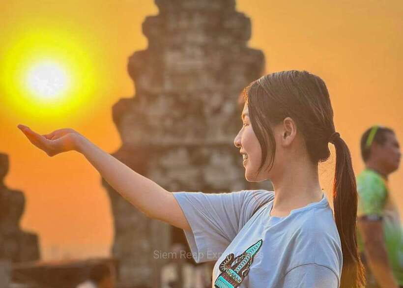 Siem Reap: Full-Day Angkor Wat Guided Tour with Sunset - Phnom Bakheng sunset: the climb, the payoff, and how to manage it