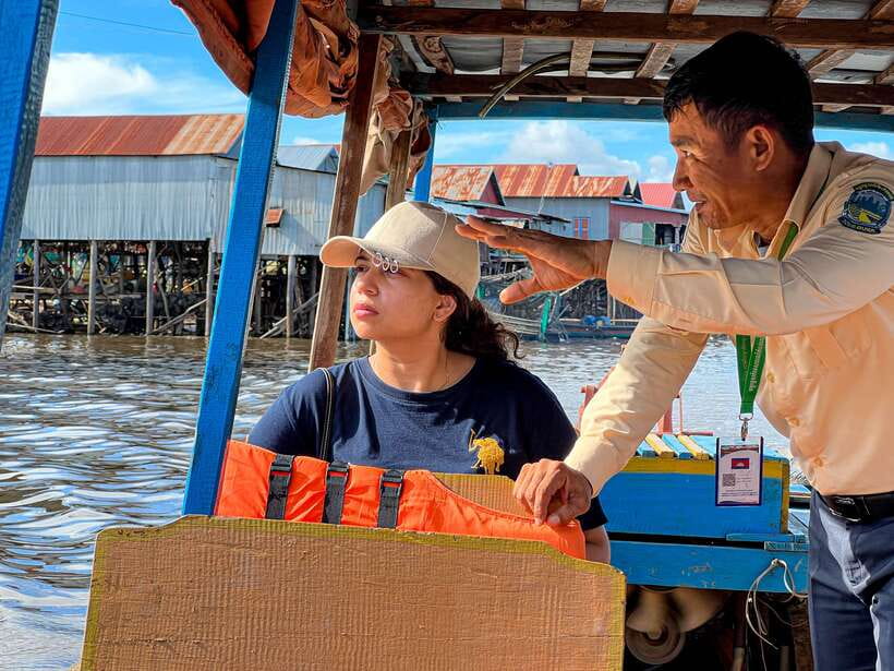 Siem Reap: Kampong Phluk and Tonle Sap Sunset Boat Cruise - SATCHA artisan center: a smart warm-up before the lake
