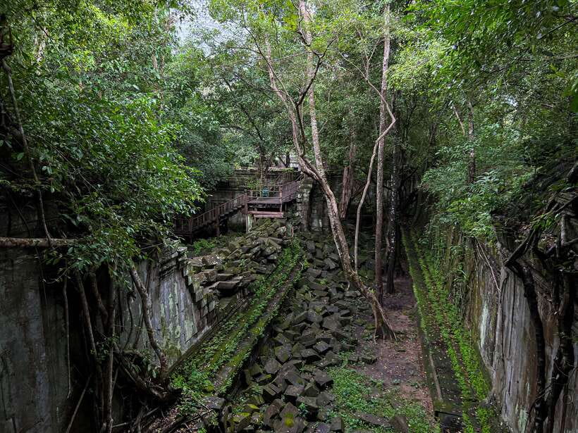Siem Reap: Kulen Mountain, Beng Mealea and Tonle Sap Tour - The waterfall lunch and swim: the best reset button on a hot day