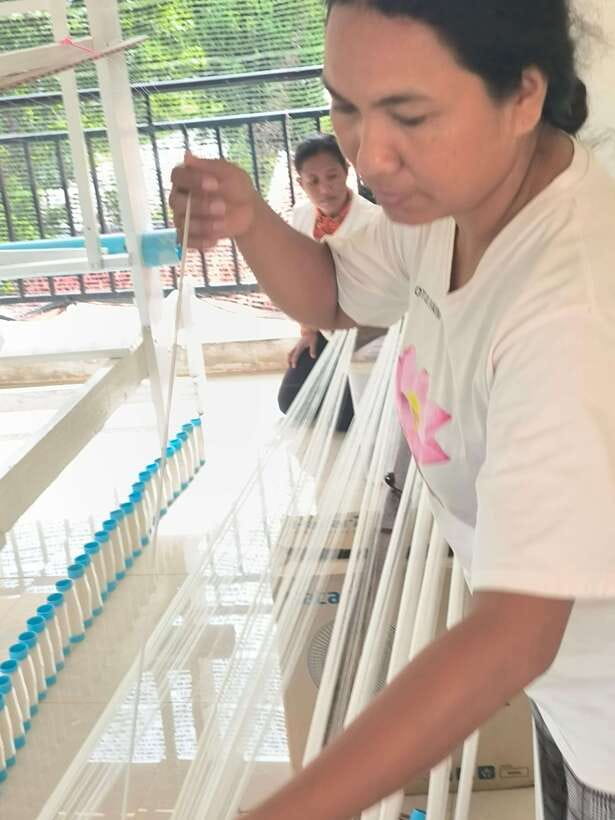 Siem Reap Lotus Silk Farm Discovery tour & Lake experience - Lotus Silk Farm: how the lotus becomes a rare textile