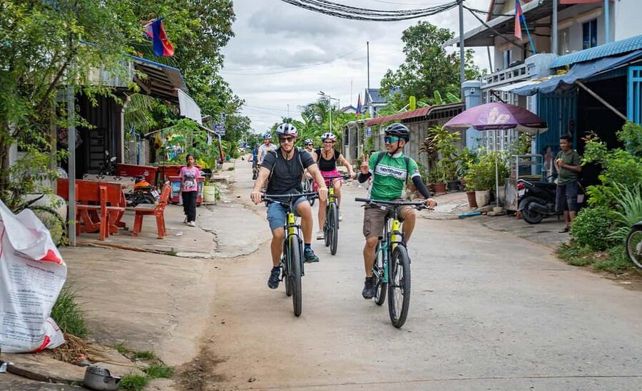 Siem Reap: Morning Food Tour, Market Walking & Street Art - Pace, comfort, and the small-group advantage