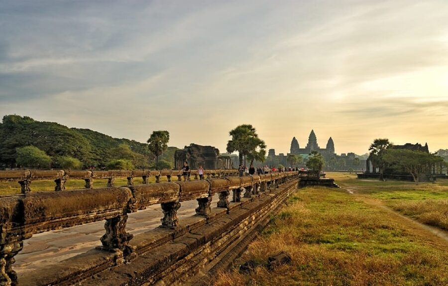 Siem Reap: Private Angkor Wat & Bakheng Mountain Sunset Tour - Should you book this Angkor Wat & Bakheng Sunset Tour?