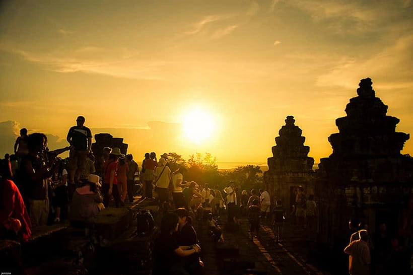 Siem Reap: Private Angkor Wat & Bakheng Mountain Sunset Tour - Why the 2 PM start is smart (and how it shapes your day)