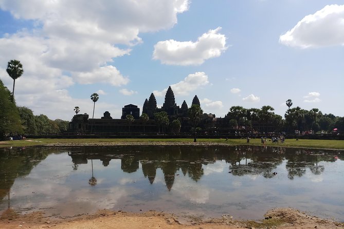 Siem Reap Private One-Way Airport Transfer - The Ride Comfort: AC Car, Cold Water, and a Cool Towel