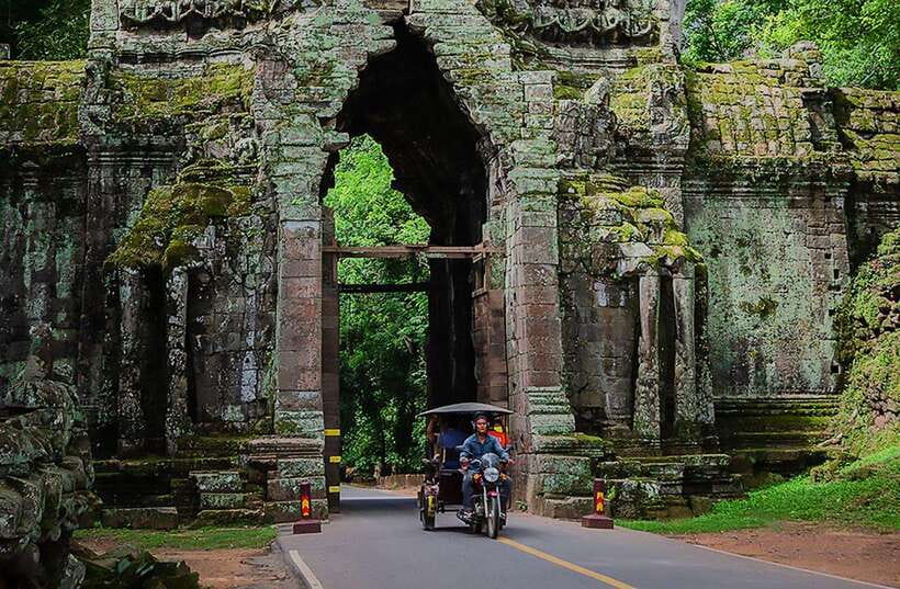 Siem Reap : Private Tuk-Tuk Tour of the Magnificent Temples. - Ta Keo and Ta Prohm: lightning unfinished, and the movie-famous face