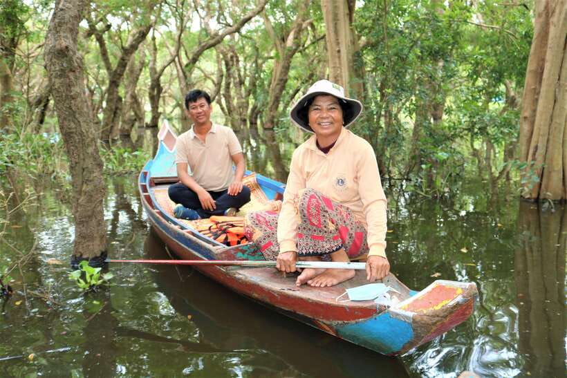 Siem Reap: Tonle Sap Lake - Fishing Village & Flooded Forest - River boat segment: watch for small details on the water