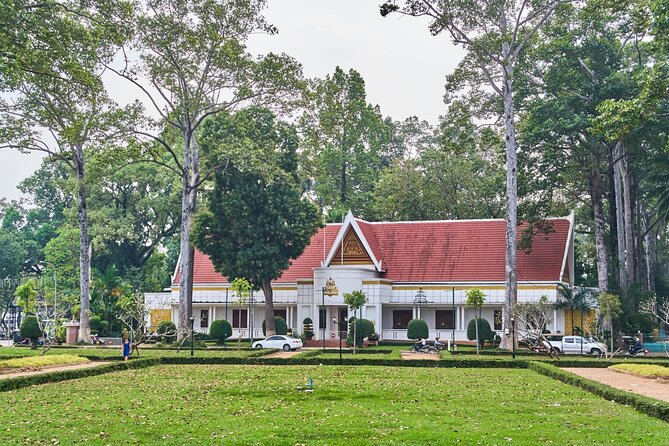 Siem Reap Walking Tour: Landmarks & Hidden Gems - Stop 5: Royal Residence gardens for photos and city power context