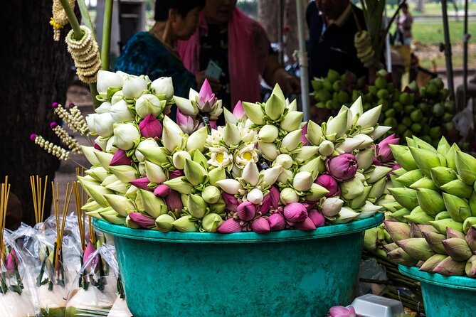 Siem Reap Walking Tour: Landmarks & Hidden Gems - Stop 1: Psar Chaa (Old Market) and the daytime Pub Street vibe