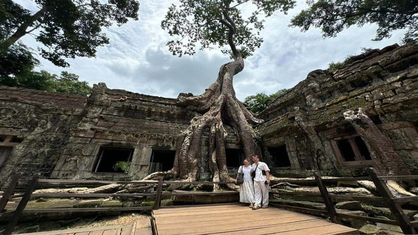 Small-Group Explore Angkor Wat Sunrise Tour with Guide - Bayon Temple: 54 Towers and 200 Smiling Faces With a Guide’s Focus