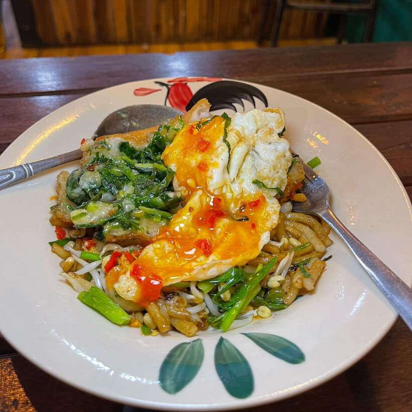 Street Food Tour and Phare Circus with Tuk-Tuk Transfers - The night market detour: sweet desserts, skewers, and insect snacks