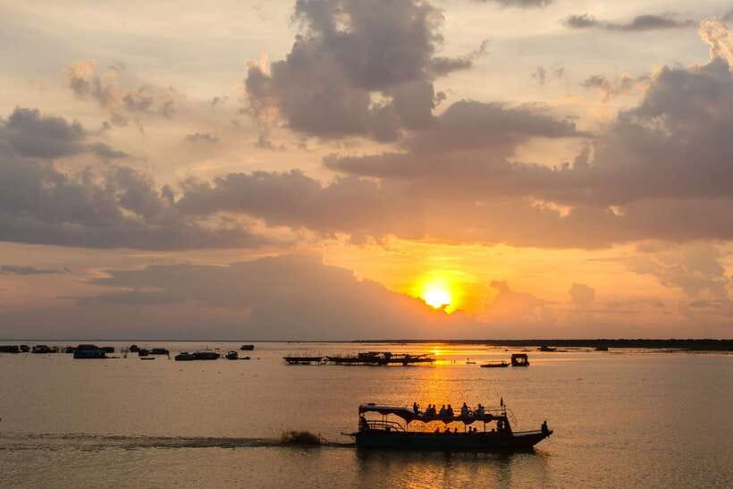 Sunset Dinner Tour: Tonle Sap Lake Floating Village - Mini Tara boat time: floating villages up close