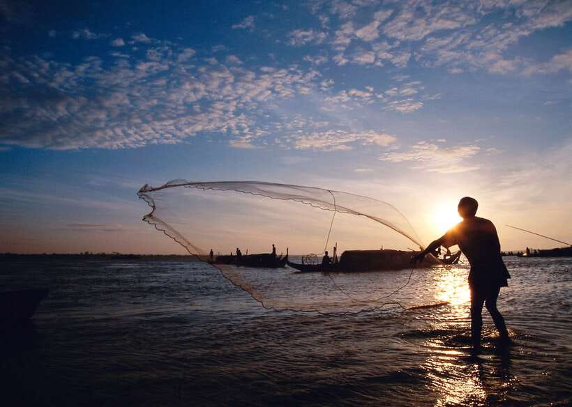Sunset Dinner Tour: Tonle Sap Lake Floating Village - Queen Tara dinner cruise: the sunset payoff and included drinks