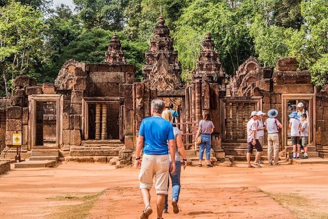The Cambodian Circus Show and Pub Street Night Market - Stop 2: Siem Reap Night Market for quick snacks and gifts (30 minutes)