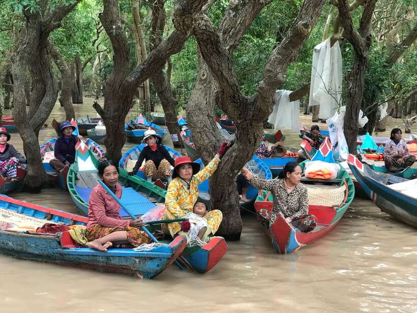 Tonle Sap Tour of Kompong Phluk Village & Evening Food tour - Khmer village stop: seeing daily life beyond the water