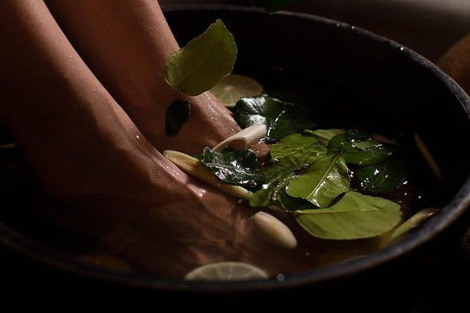 Traditional Head, Back & Shoulder Massage in Siem Reap - Inside Bodia Spa Pub Street: atmosphere, start ritual, and hygiene