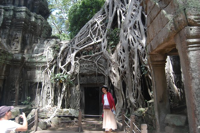 Two Days Angkor Historical and Kulen Mountain Waterfall - What the English guide and air-conditioned vehicle do for you