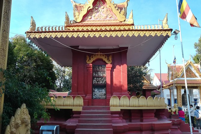 War Museum, Killing Field and Floating village ( Chong Kneas) Tour - Wat Thmey Pagoda and the killing fields: Pol Pot’s reign in place